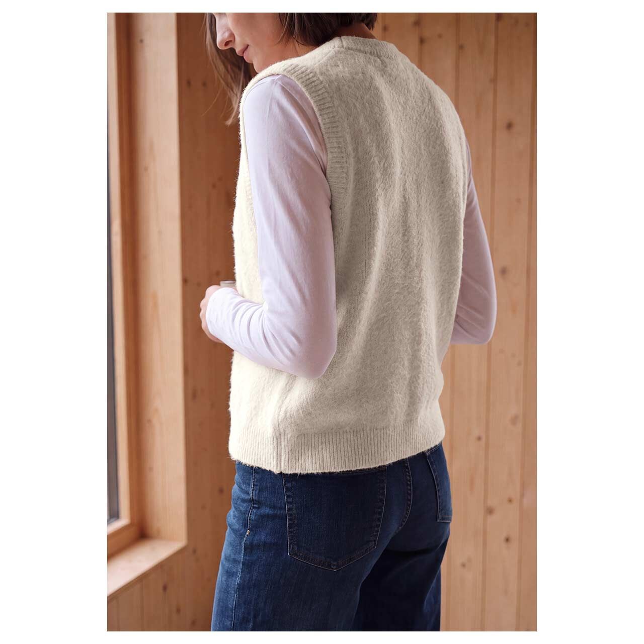 Damen Strickweste Open Feather Yarn Vest von Cecil in Hellbeige, Rückansicht am Model