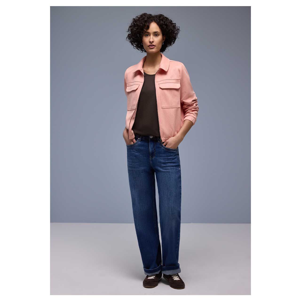 Damen T-Shirt V-Neck Turn-Up Cuff von Street One in Dunkelbraun, Ganzkörperansicht am Model gestylt