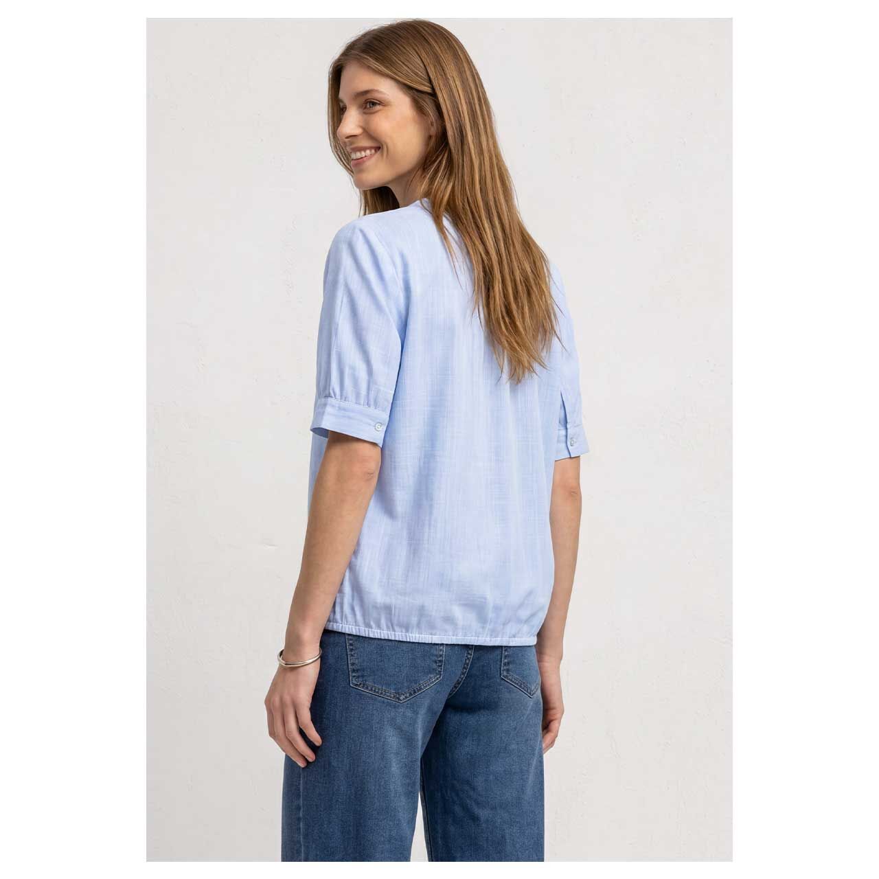 Damen Kurzarm Bluse Chambray Splitneck von Street One in Blau mit Print, Rückansicht am Model