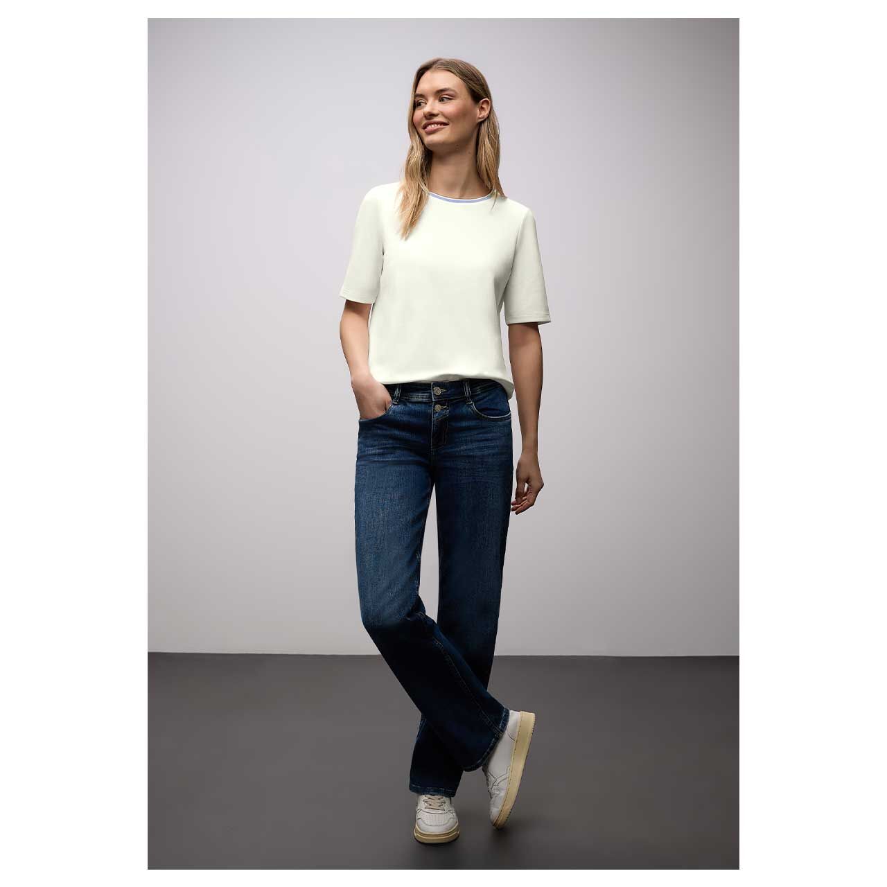 Damen T-Shirt Striped Collar von Street One in Cremeweiß, Ganzkörperansicht am Model