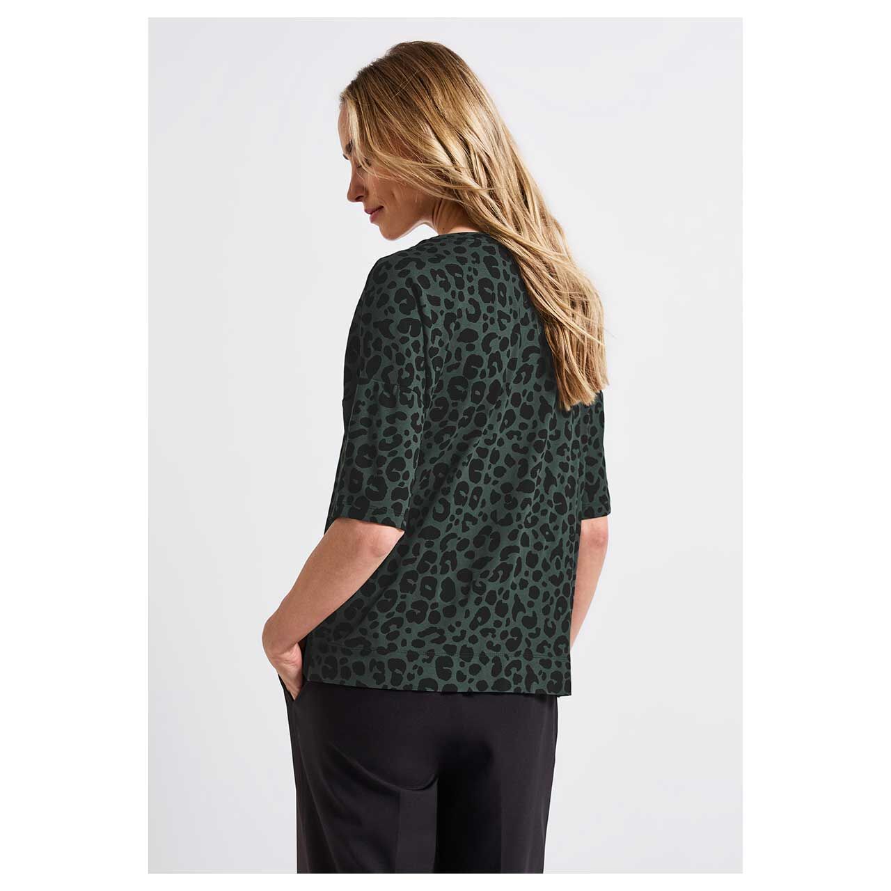 Damen T-Shirt Crista von Street One in Dunkelgrün mit Leo-Print, Rückenansicht am Modell