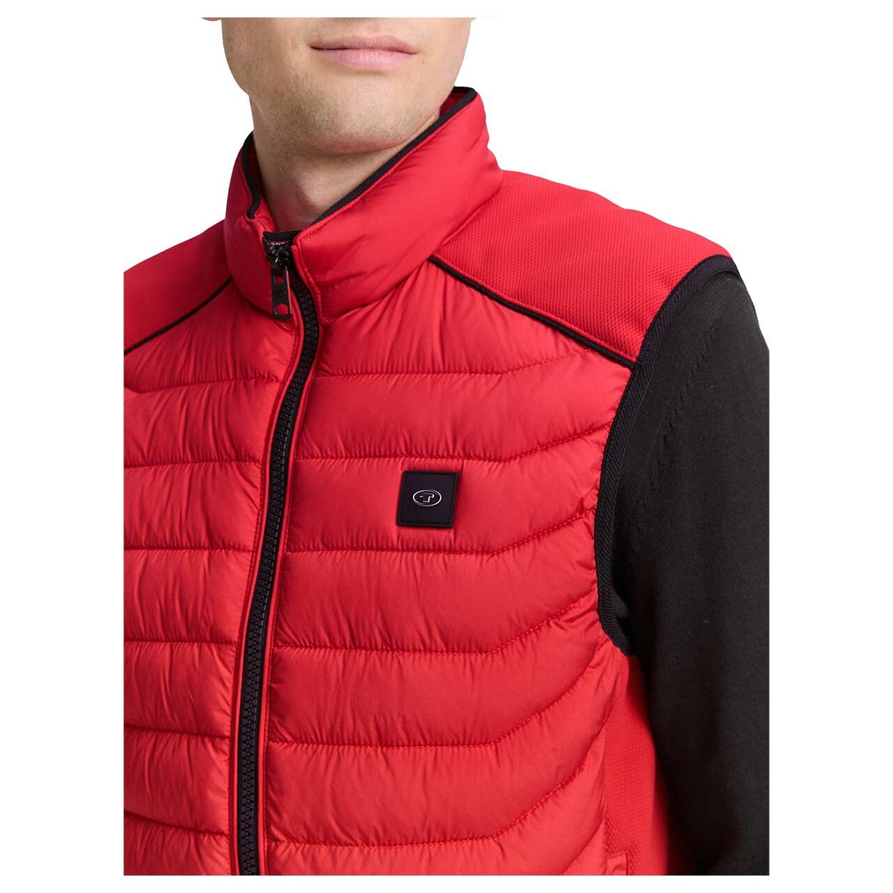 Herren Weste Hybrid Vest von Tom Tailor in Rot, Detailansicht Oberkörper