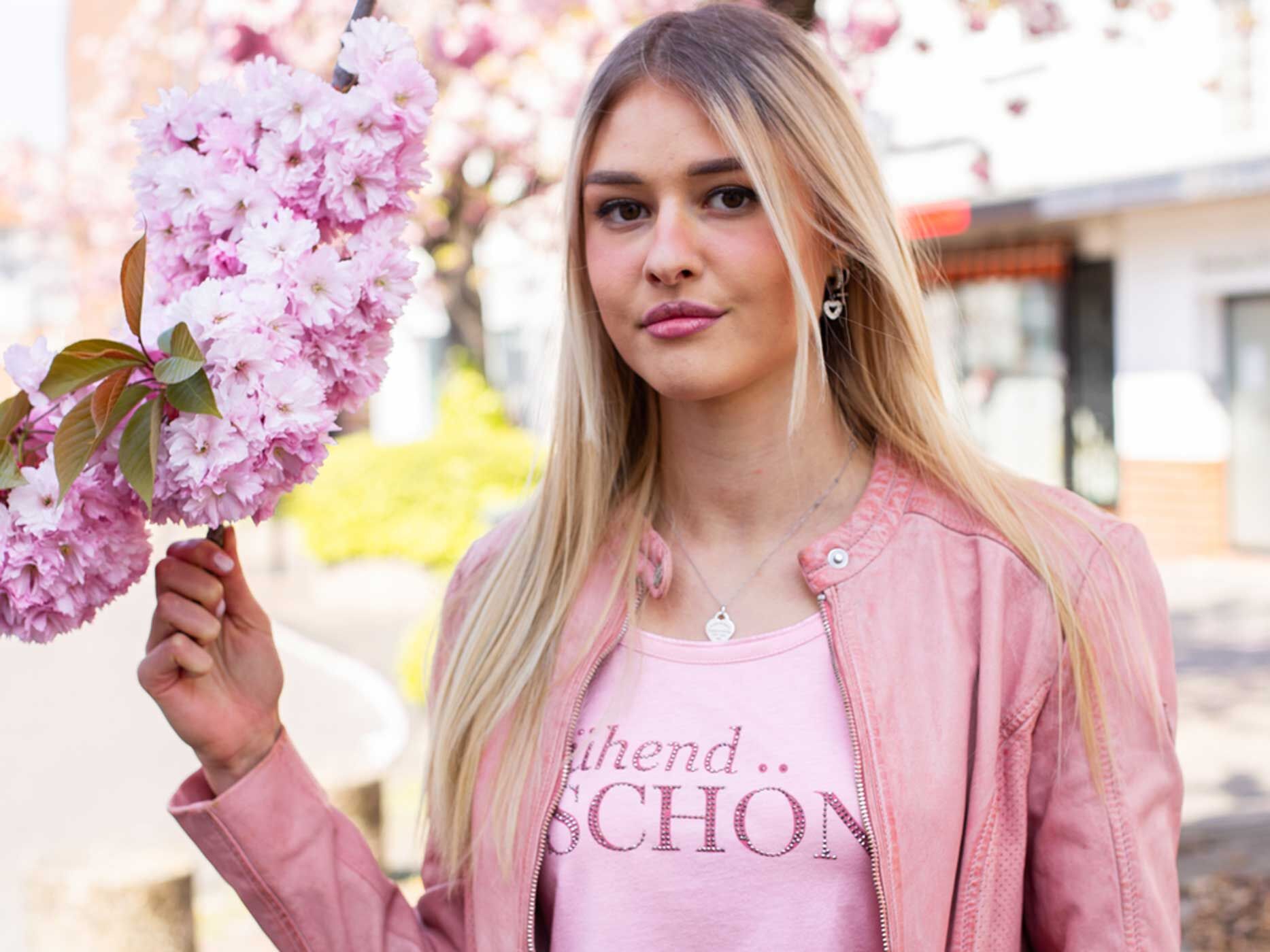 Frau in einem rosa T-Shirt mit U-Ausschnitt