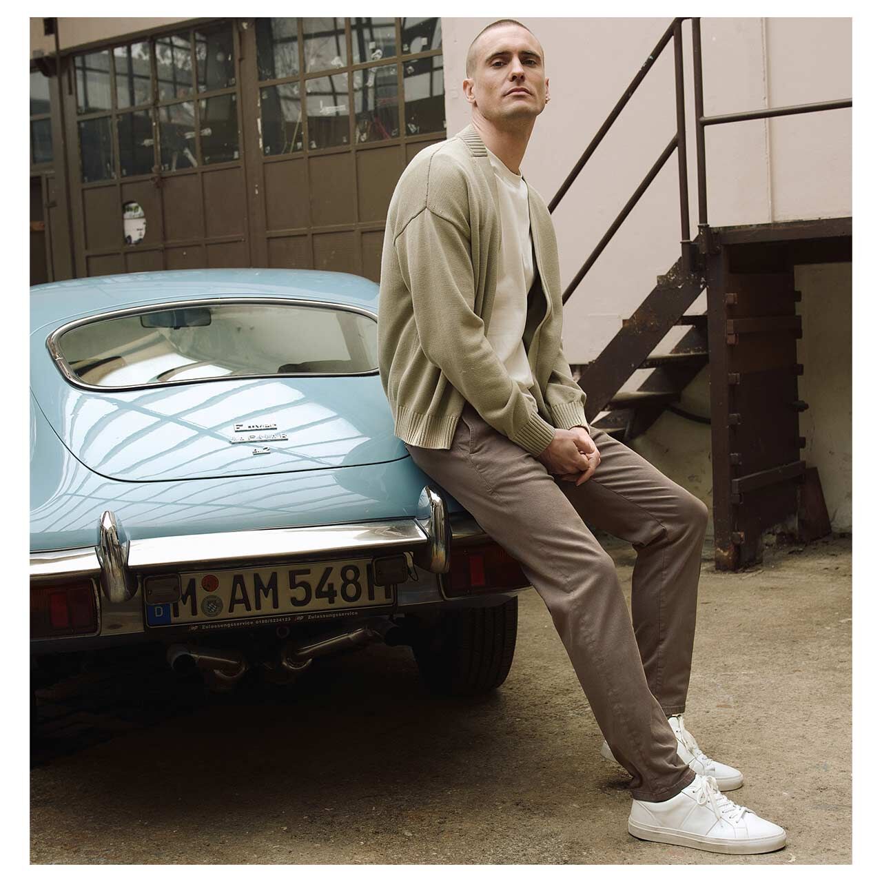 Herren Chino Baumwollhose Flexx Driver Pants von MAC in Braun, Ganzkörperansicht am Model