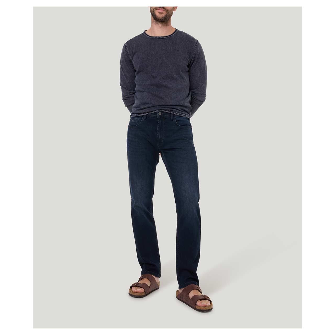 Stretch Herrenjeans Rando in Dunkelblau angewaschen von Pioneer, Ganzkörperansicht am Model