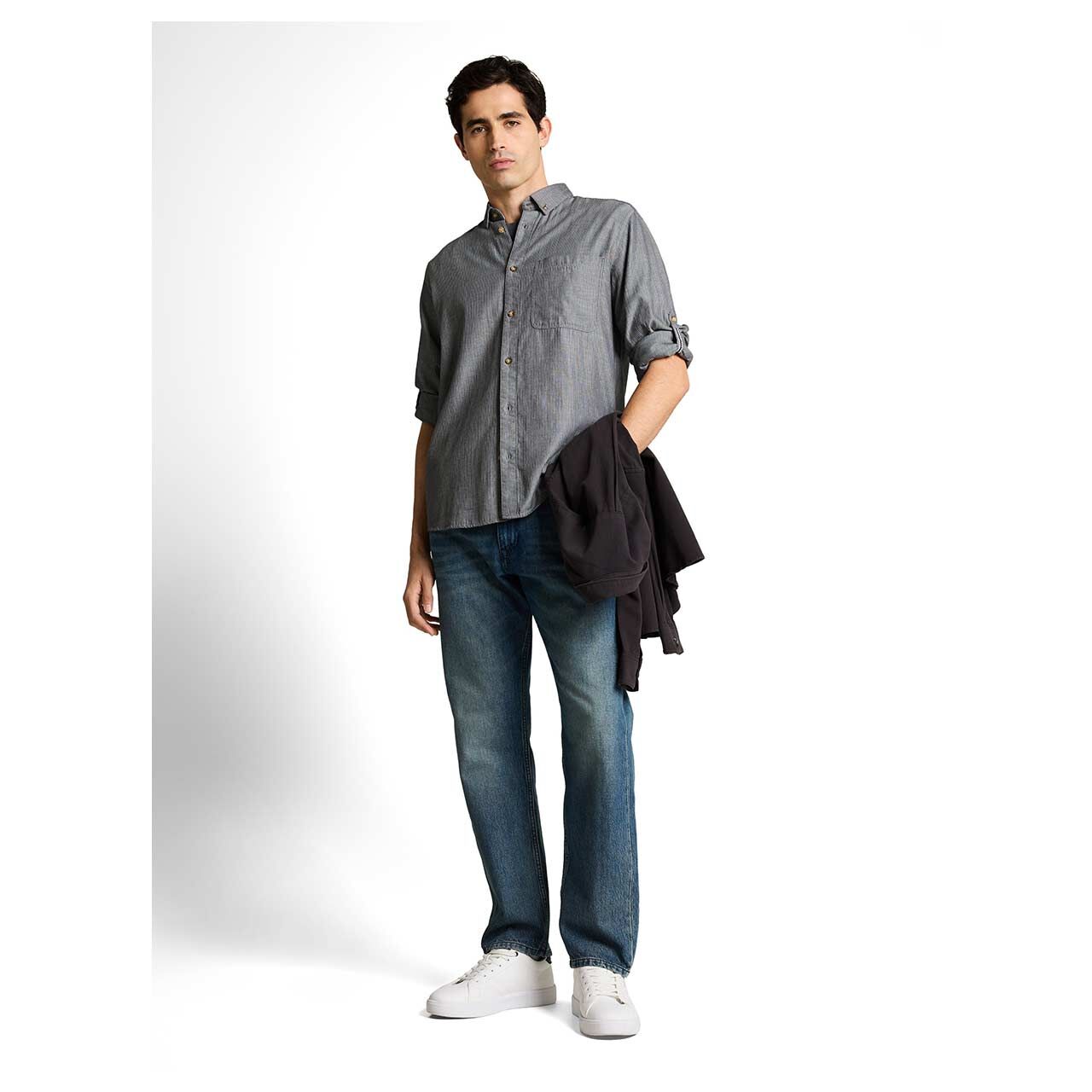 Herren Langarm Hemd von Tom Tailor in Grau mit Print, Ganzkörperansicht am Model