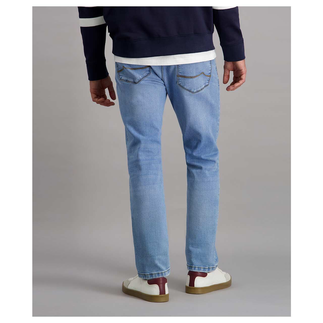 Stretch Herrenjeans Eric in Hellblau verwaschen, Rückansicht am Model