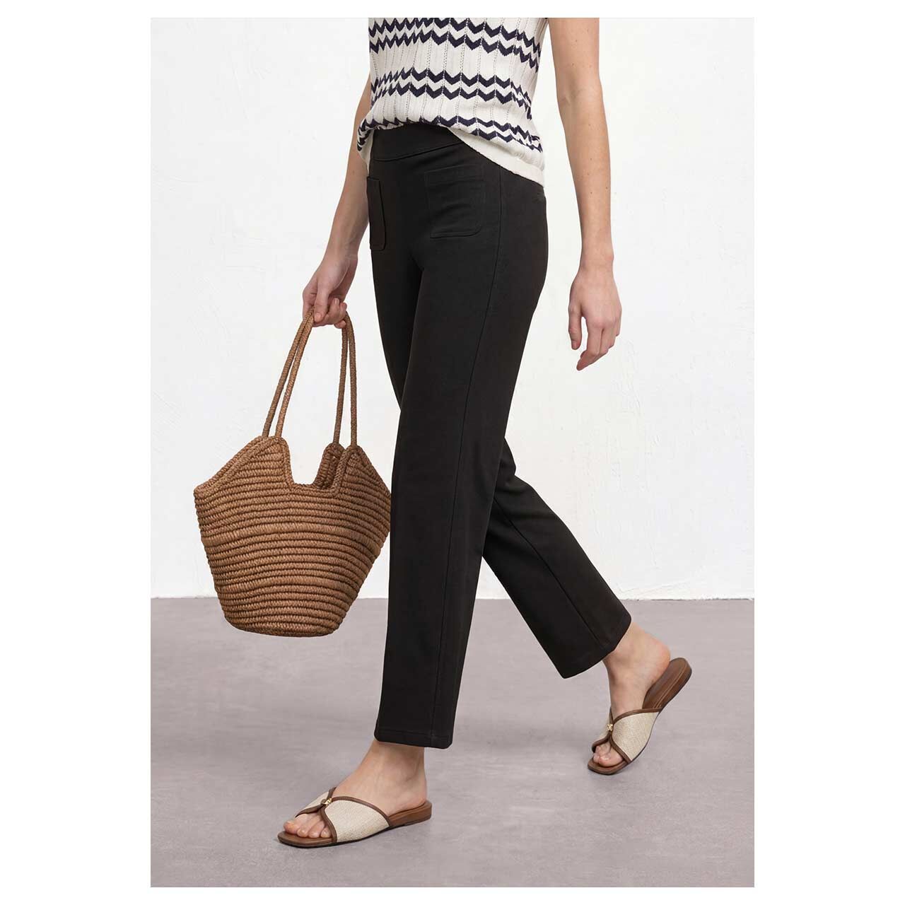 Stretch Damenhose Amalia Straight Leg von Street One in Schwarz, Vorderansicht am Model