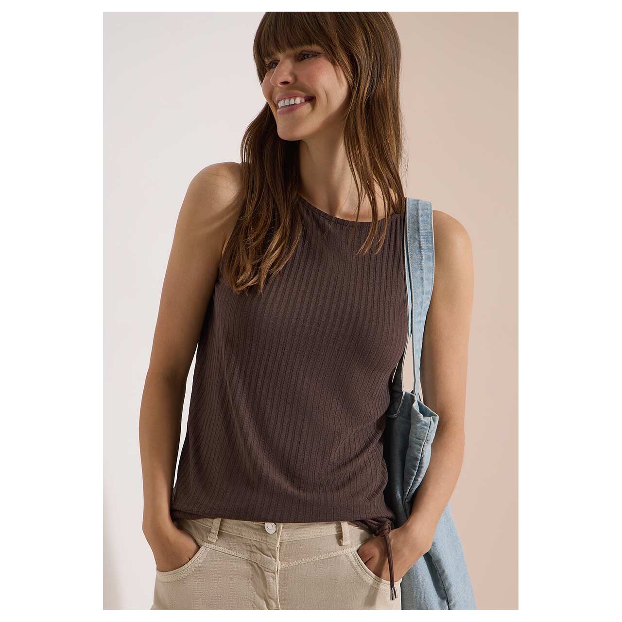 Damen Top Rib Structure von Cecil in Dunkelbraun, Vorderansicht am Model mit Tasche