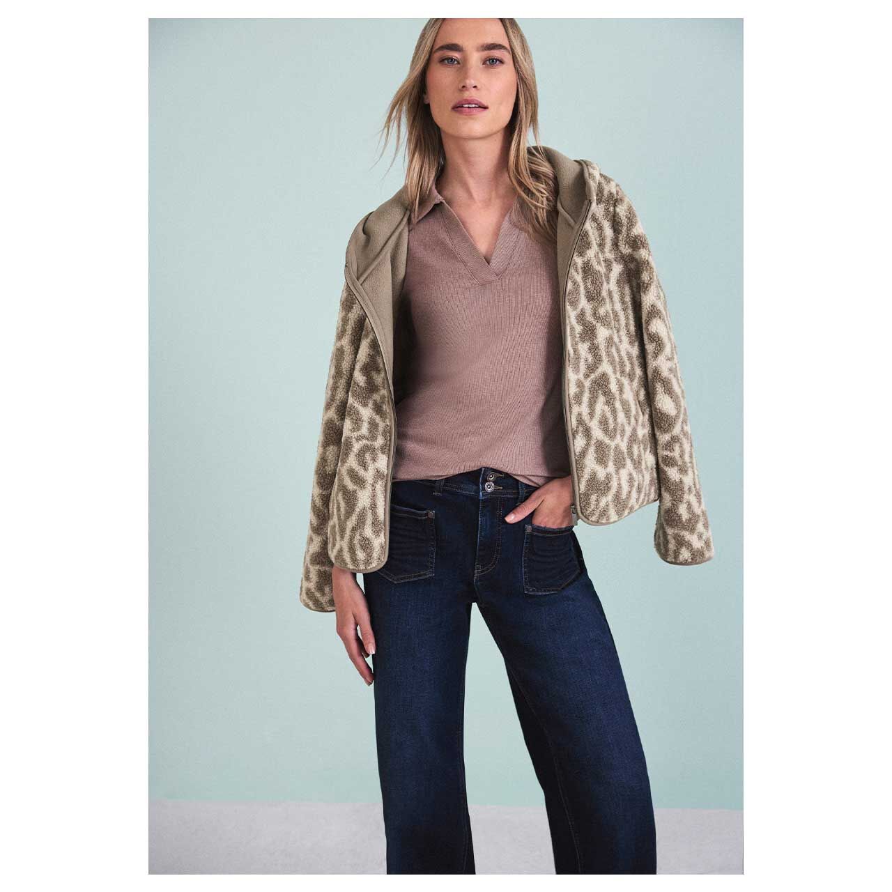 Damen Teddyjacke von Street One in Braun mit Print, detaillierte Vorderansicht am Model