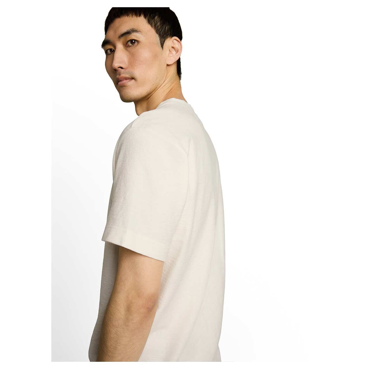 Herren T-Shirt von Tom Tailor in Cremeweiß, detaillierte Seitenansicht am Model