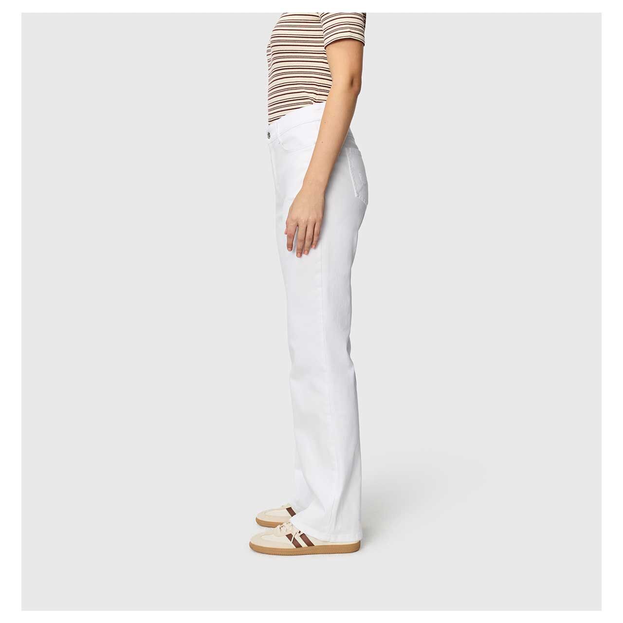 Stretch Damenjeans Laura von MAC in Weiß, Seitenansicht am Model