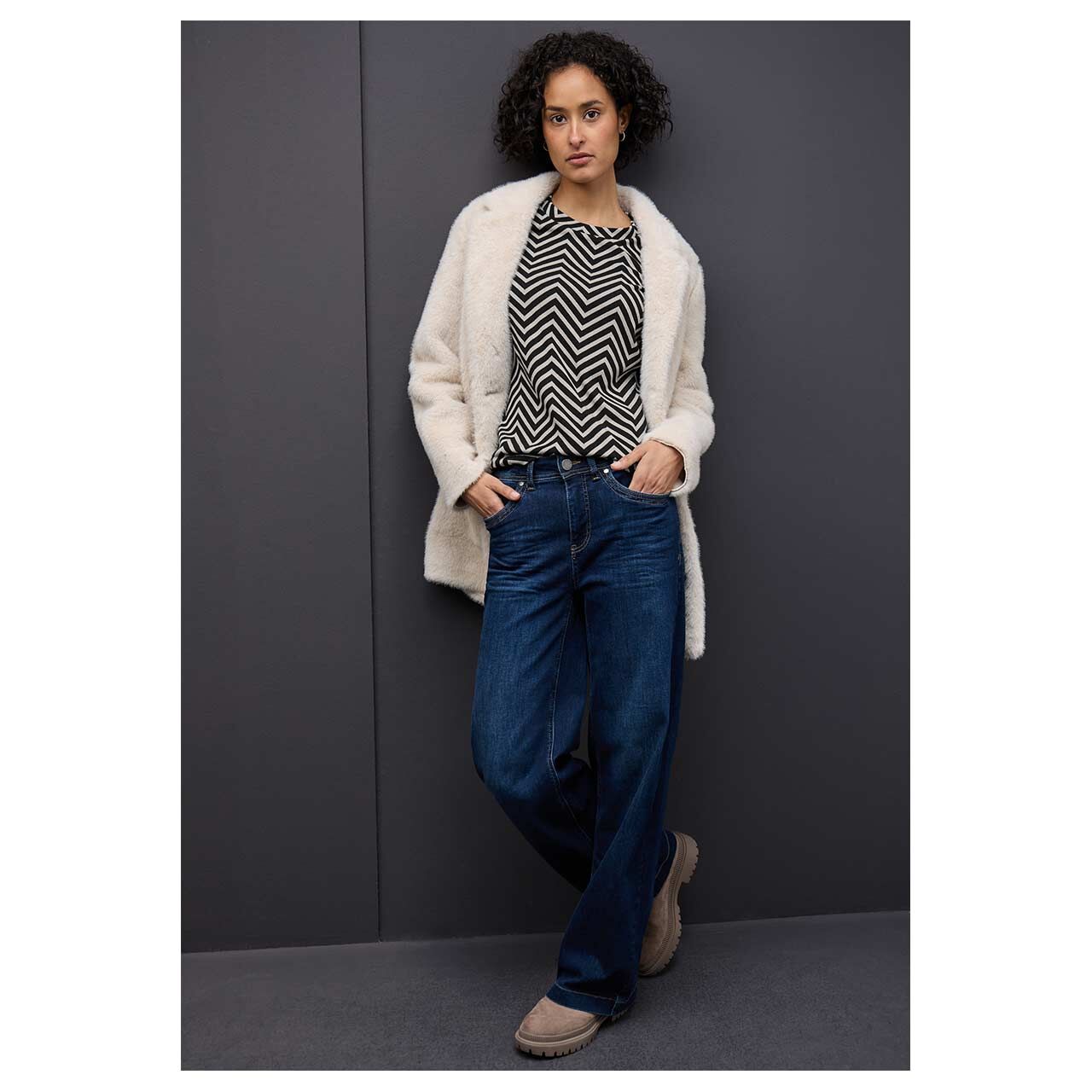 Damen 3/4 Arm Sweatshirt Jacquard Dessin von Street One in Schwarz mit Print, Ganzkörperansicht am Model