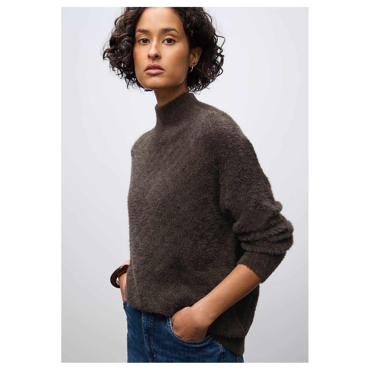 Damen Pullover Fluffy Pointelle Sweater von Street One in Dunkelbraun, detaillierte Seitenansicht  am Model