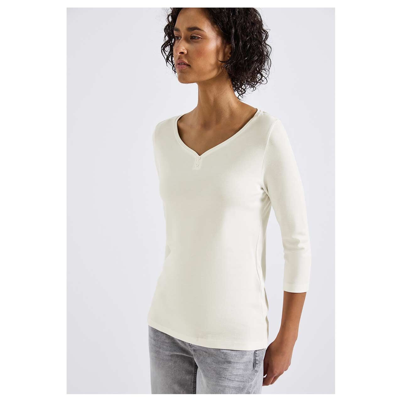 Damen 3/4 Arm Shirt Basic Buttons von Street One in Cremeweiß mit der Farbnummer 10108, Vorderansicht am Model