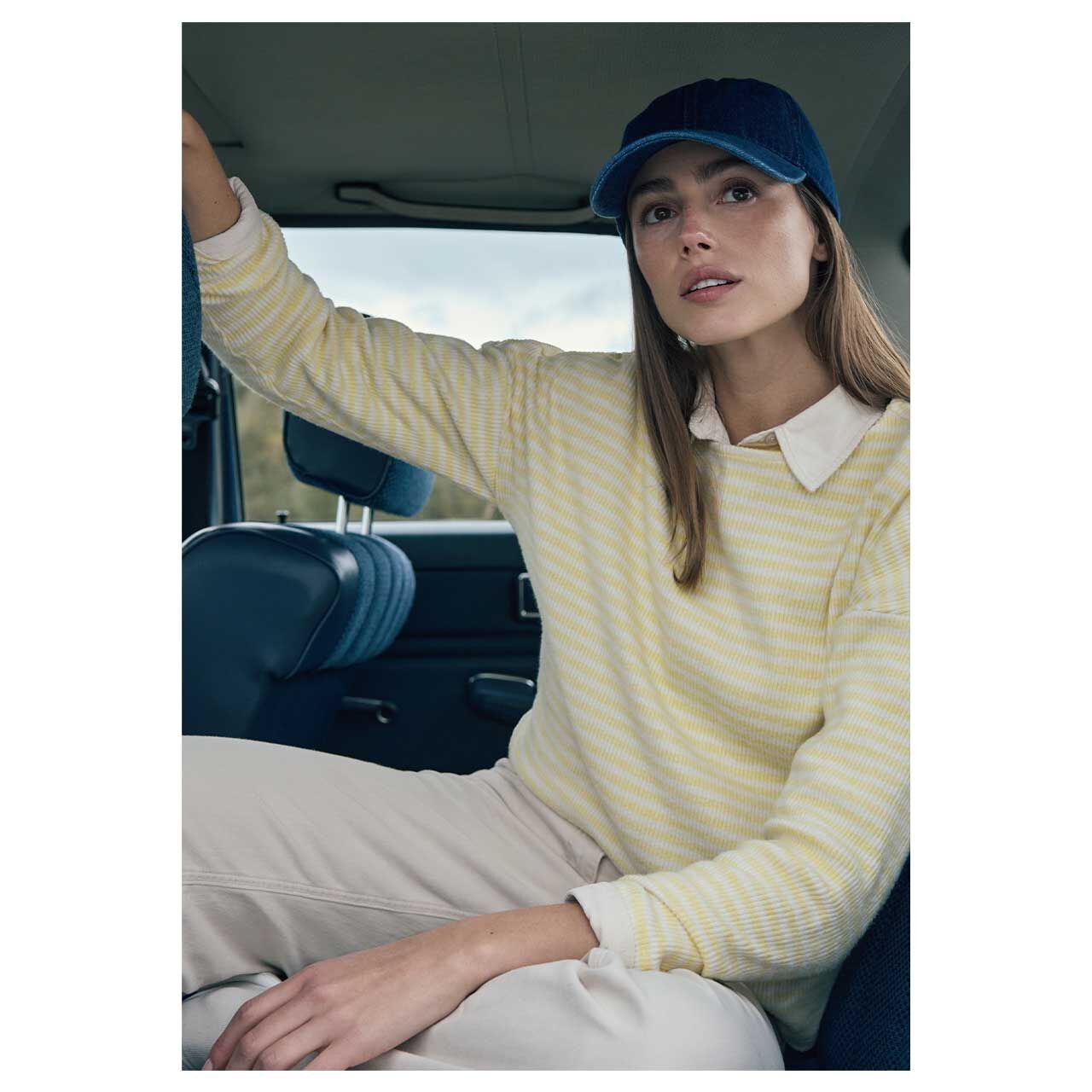 Damen Langarm Shirt Melange Stripe Boatneck von Cecil in Gelb gestreift, Ganzkörperansicht am Model gestylt