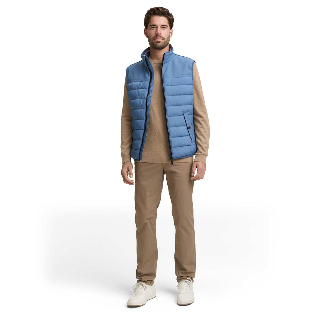 Herren Weste Hybrid Vest von Tom Tailor in Blau, Ganzkörperansicht am Model