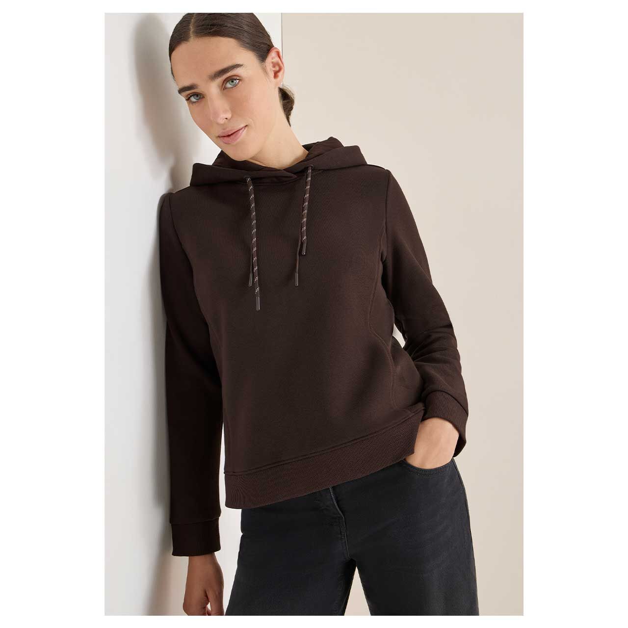 Damen Hoodie Sweatshirt Embroidery von Cecil in Dunkelbraun, Detailansicht vorne am Model