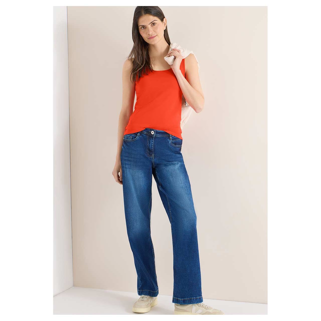 Damen Top Linda von Cecil in Orange-Rot, Ganzkörperansicht am sitzenden Model