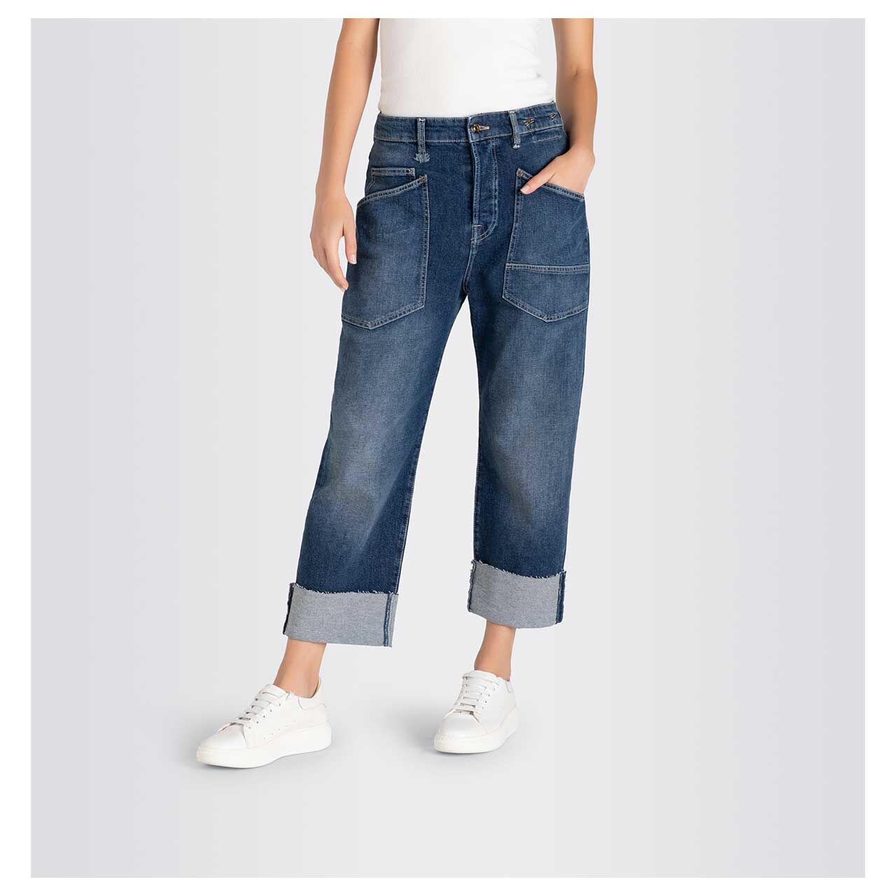 Damen Ankle Jeans Baggy von MAC in Blau verwaschen, Vorderansicht am Modell getragen