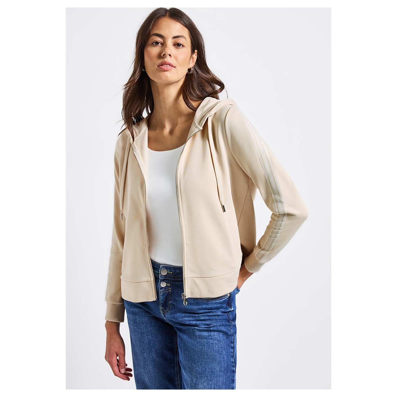 Damen Hoodie Sweatjacke Zip Jacket von Street One in Cremeweiß, Vorderansicht am Model