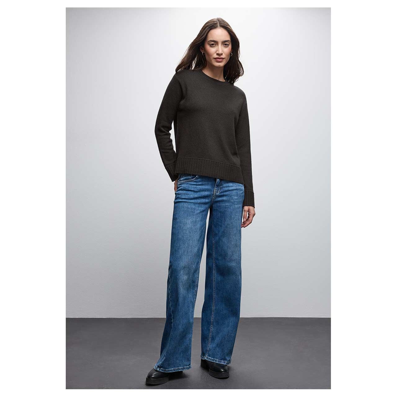 Damen Pullover Round Neck Sweater von Street One in Dunkelbraun, Ganzkörperansicht am Model