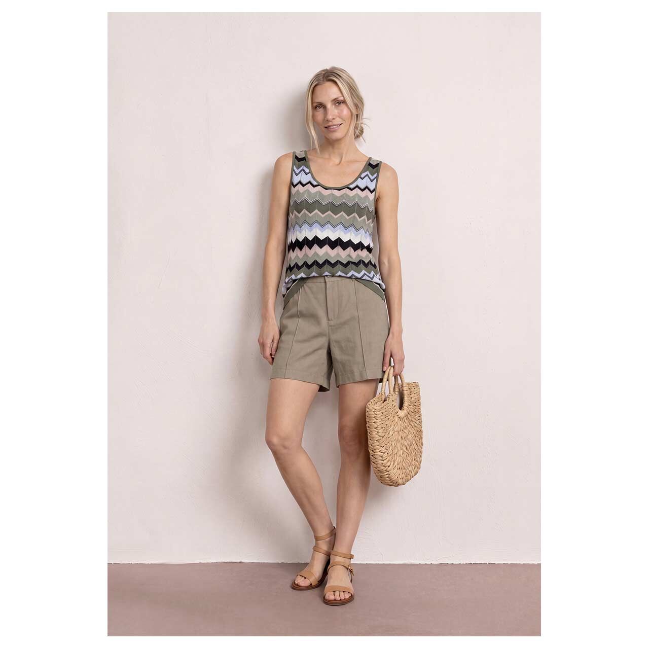 Baumwoll Bermuda von Street One in Beige, Ganzkörperansicht am Model