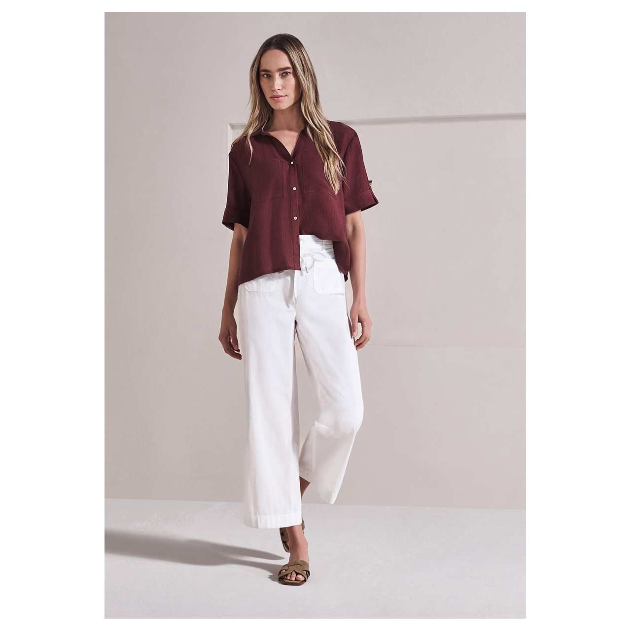 Damen Kurzarm Bluse Buttoned Shirtcollar von Street One in Lila, Ganzkörperansicht am Model