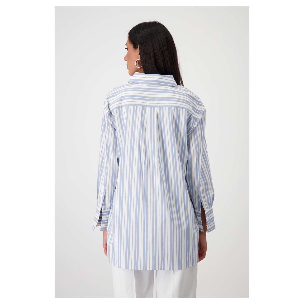 Damen Langarm Bluse von Monari in Hellblau gestreift, Rückansicht am Model