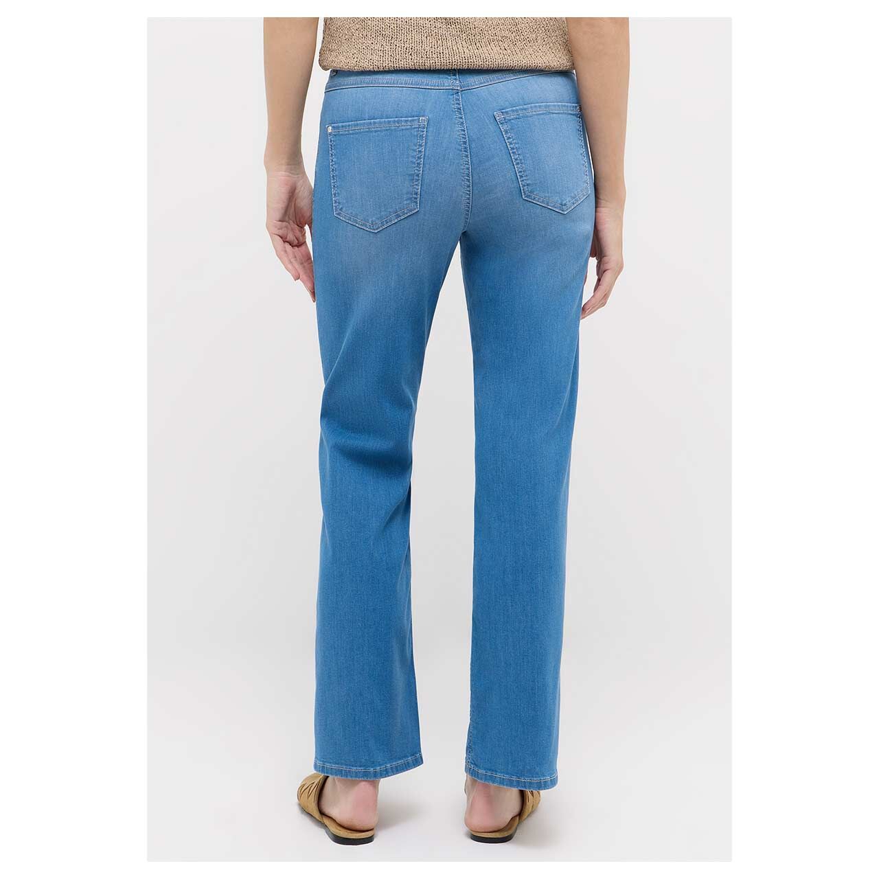 Damenjeans Lara von Angels in Hellblau angewaschen, Vorderansicht am Modell