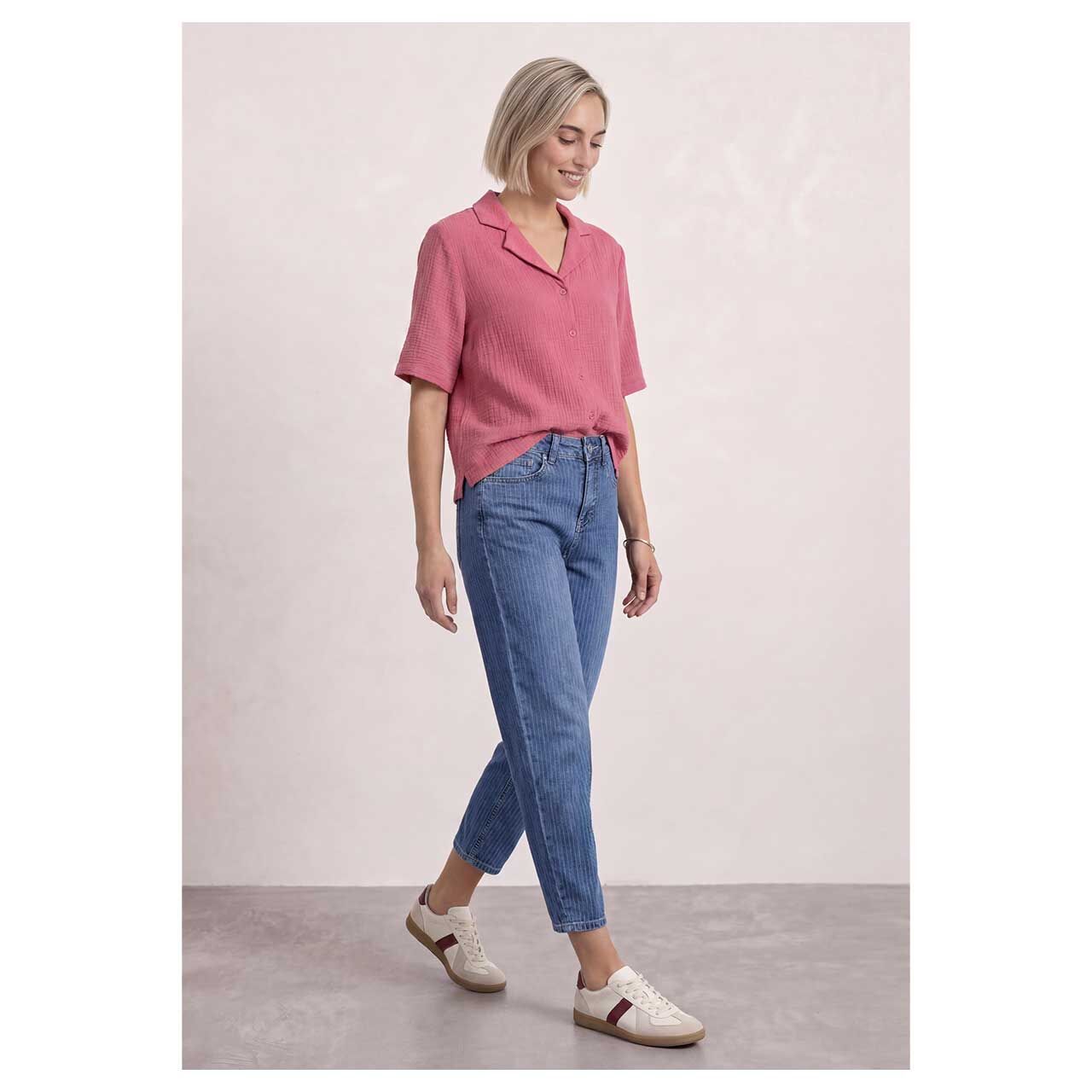 Damen Ankle Jeans Karlie Barrel von Street One in Blau gestreift, Ganzkörperansicht am Model