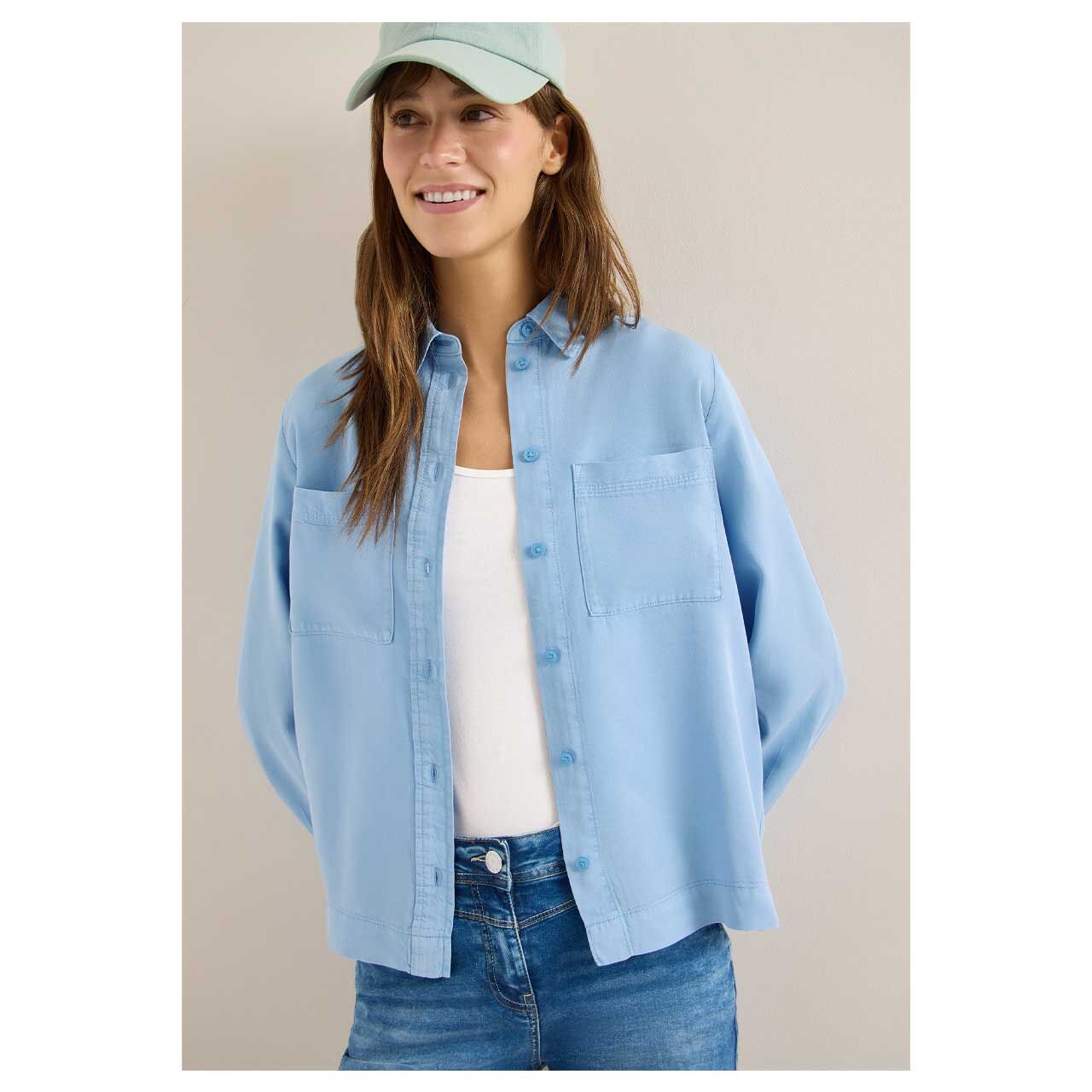 Damen Langarm Bluse Color Lyocell von Cecil in Hellblau, detaillierte Vorderansicht am Model