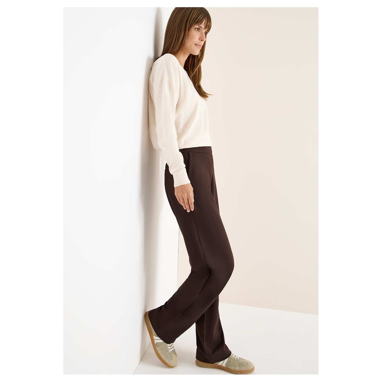 Damen Hose Neele Straight von Cecil in Dunkelbraun, Vorderansicht am Model