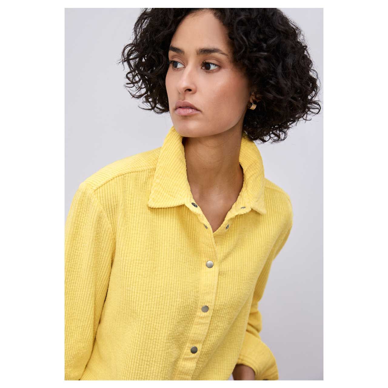 Damen Langarm Cord Bluse Corduroy Shirtcollar von Street One in Gelb, detaillierte Vorderansicht am Model