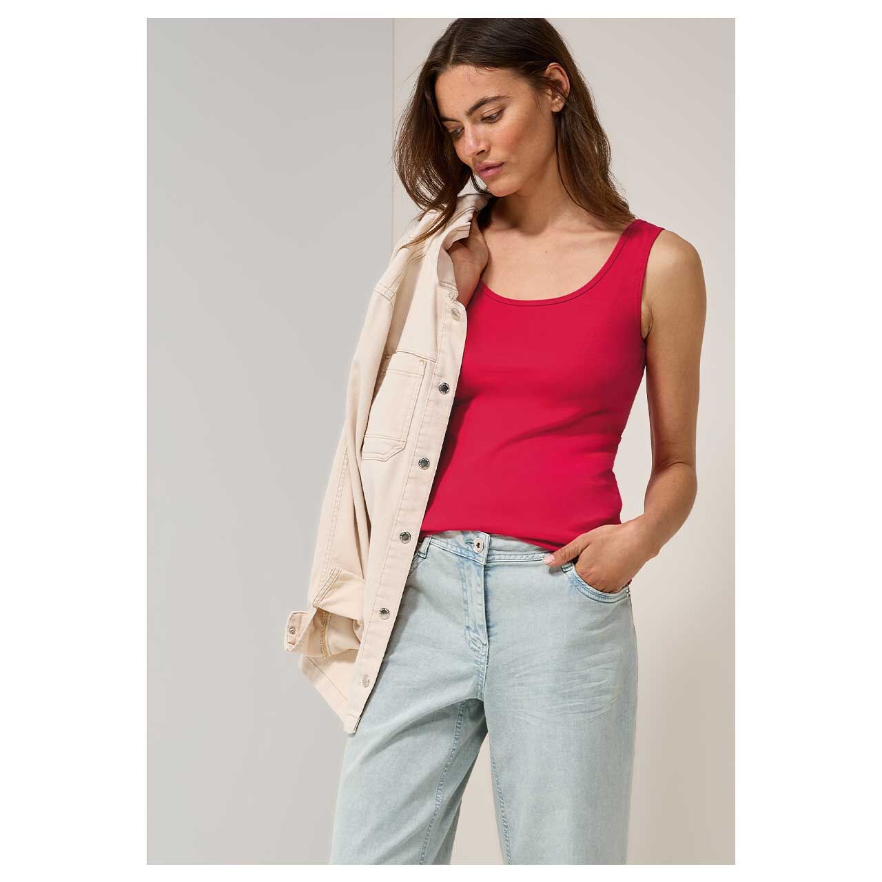 Vorderansicht des Models mit dem Damen Top von Cecil in Rot