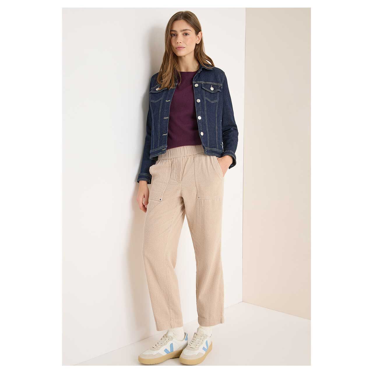 Damen Ankle Cordhose Chelsea von Cecil in Hellbeige, Ganzkörperansicht am Model