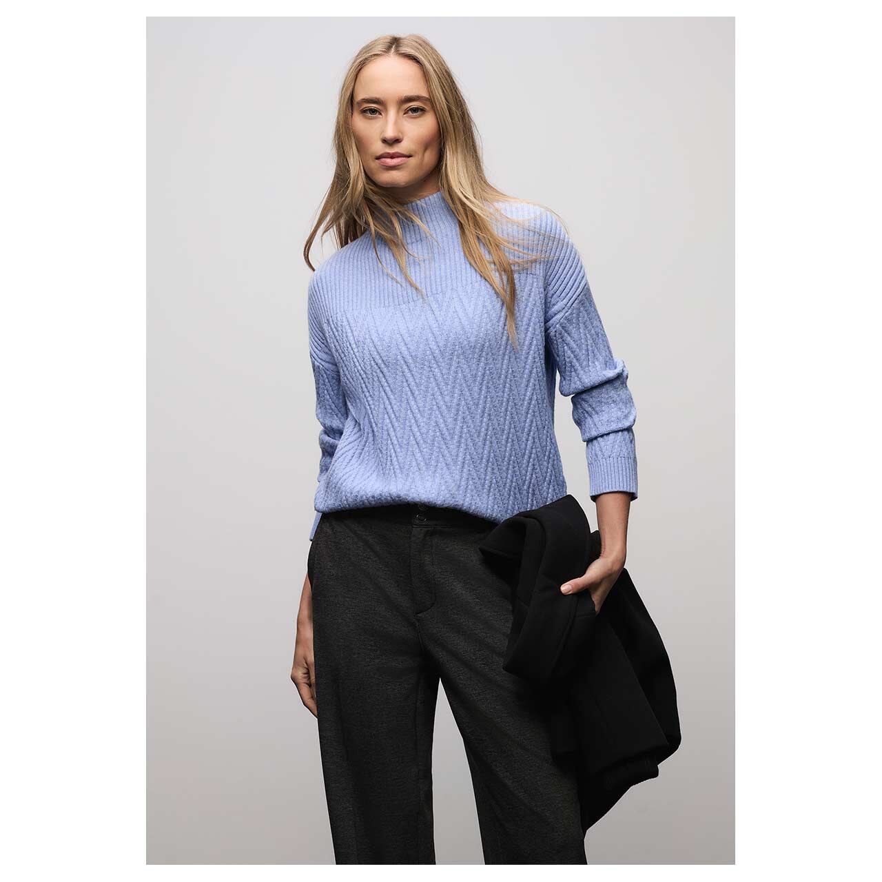 Damen Pullover Turtle Structure von Street One in Hellblau meliert, Rückansicht am Model