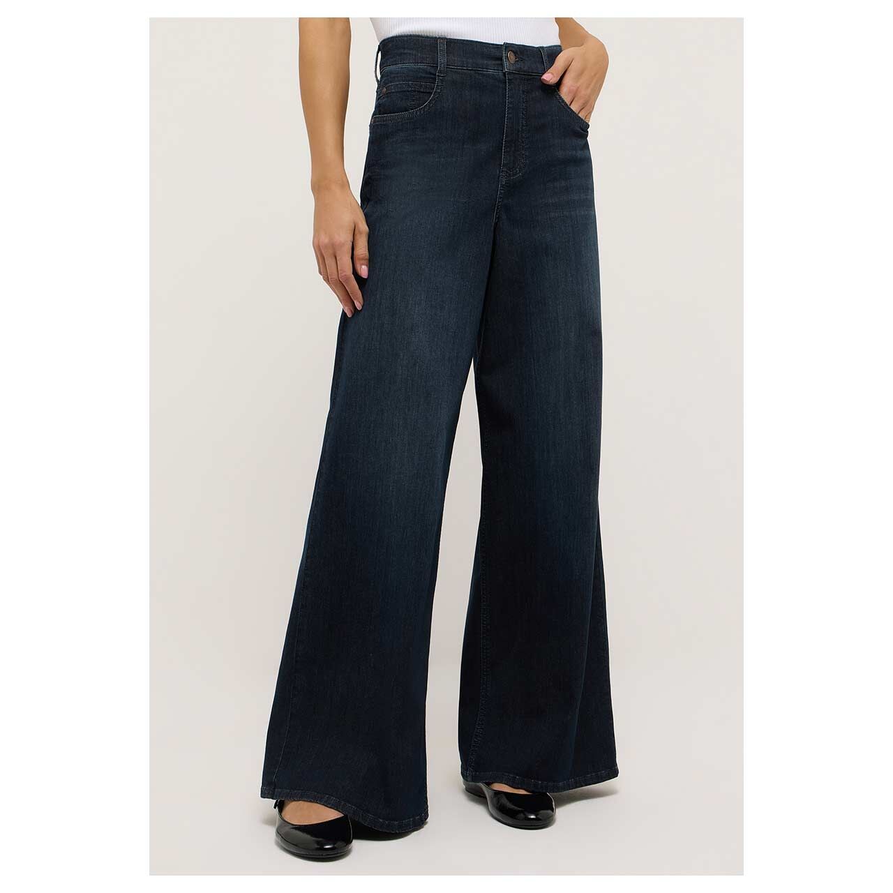 Damenjeans Liva von Angels in Dunkelblau verwaschen, Vorderansicht am Model