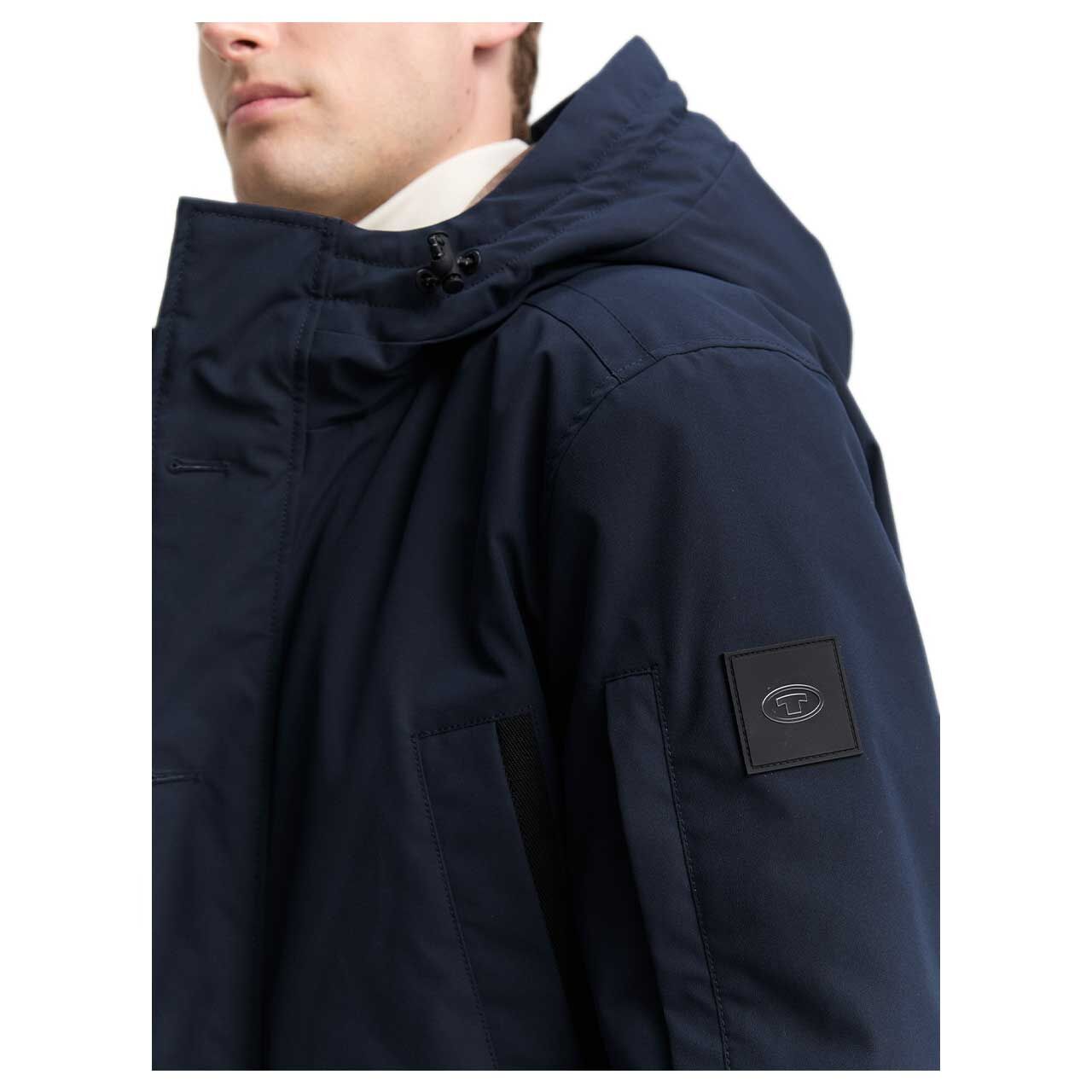 Herren Jacke Hooded Utility Parka von Tom Tailor in Dunkelblau, Detailansicht Markenlogo