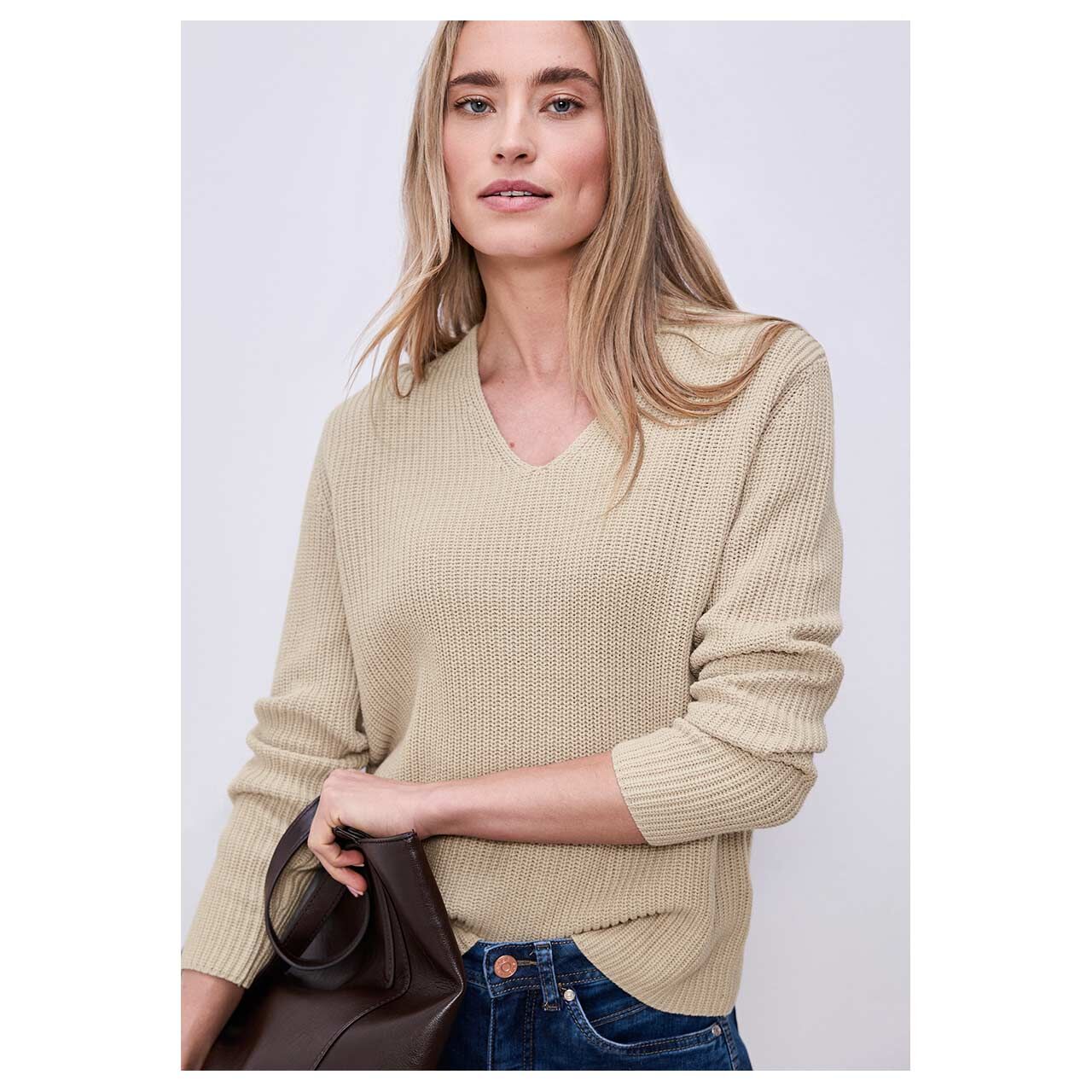 Damen Pullover V-Neck Sweater von Street One in Beige, Vorderansicht am Model