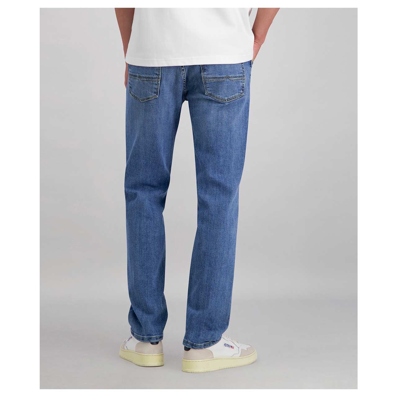 Herren Jeans Rando Megaflex von Pioneer in Blau angewaschen, Rückansicht am Model