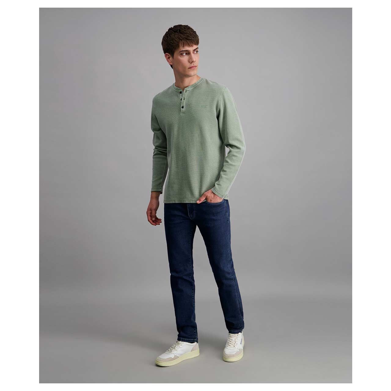 Stretch Herrenjeans Eric Megaflex in Dunkelblau angewaschen von Pioneer, Ganzkörperansicht am Model