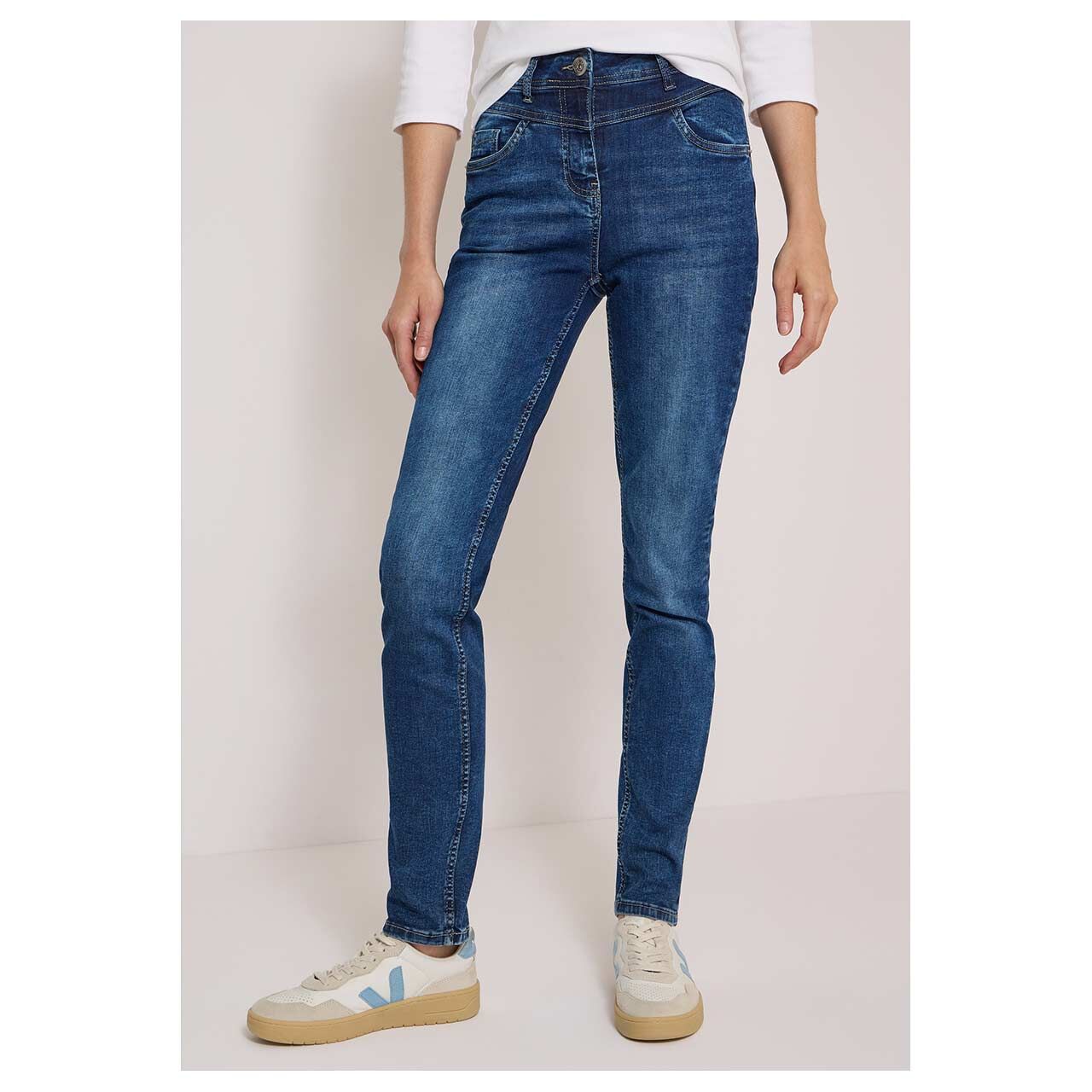 Damenjeans Toronto von Cecil in Blau angewaschen, weitere Vorderansicht am Model