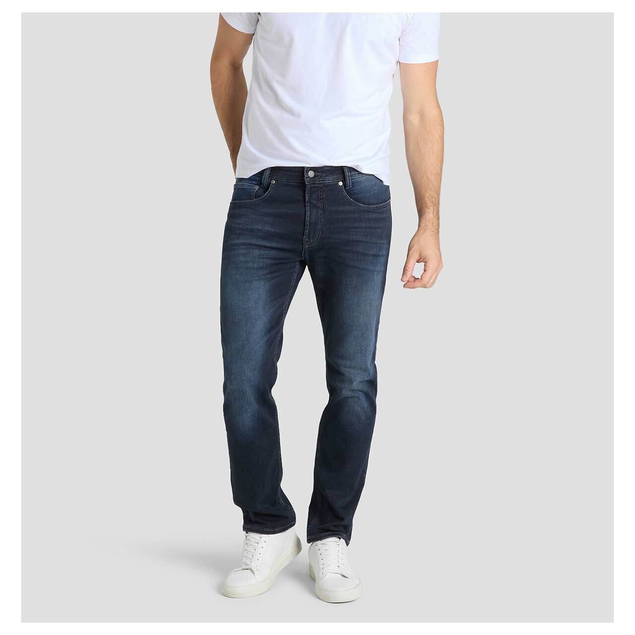 Herrenjeans Jogn von MAC in Dunkelblau angewaschen, Vorderansicht am Model