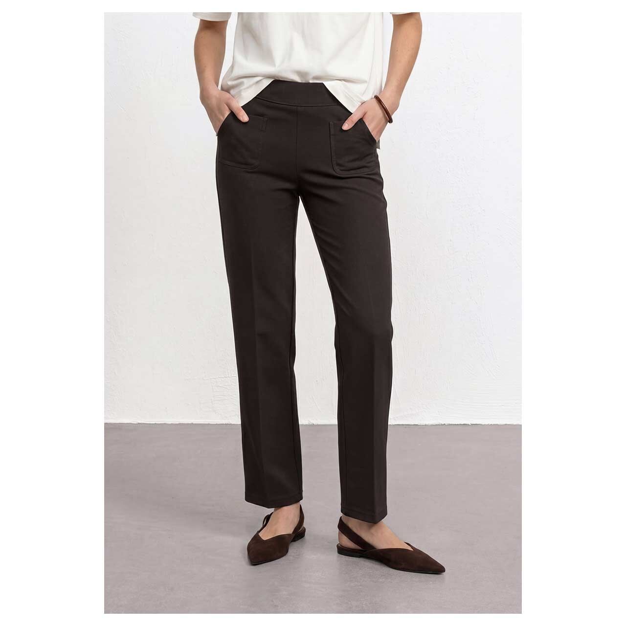 Stretch Damenhose Amalia Straight Leg von Street One in Dunkelbraun, Vorderansicht am Model