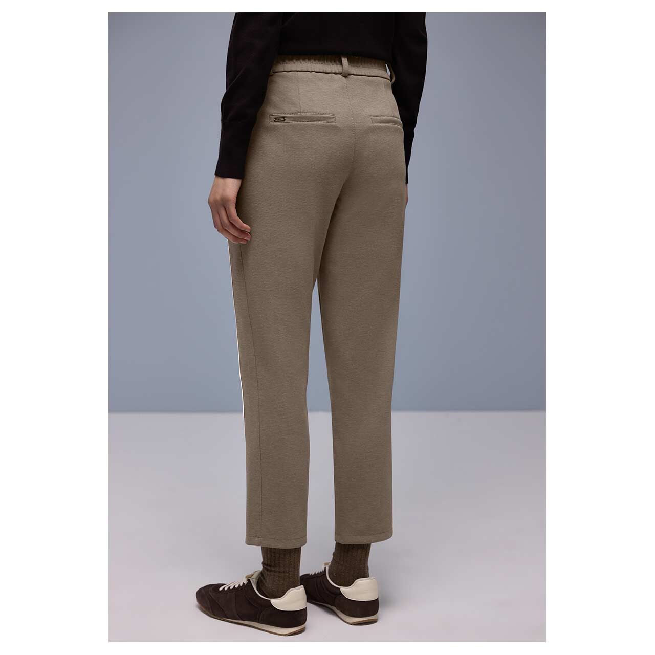 Damen Ankle Hose Bonny Piqué von Street One in Hellbraun, Rückansicht am Model