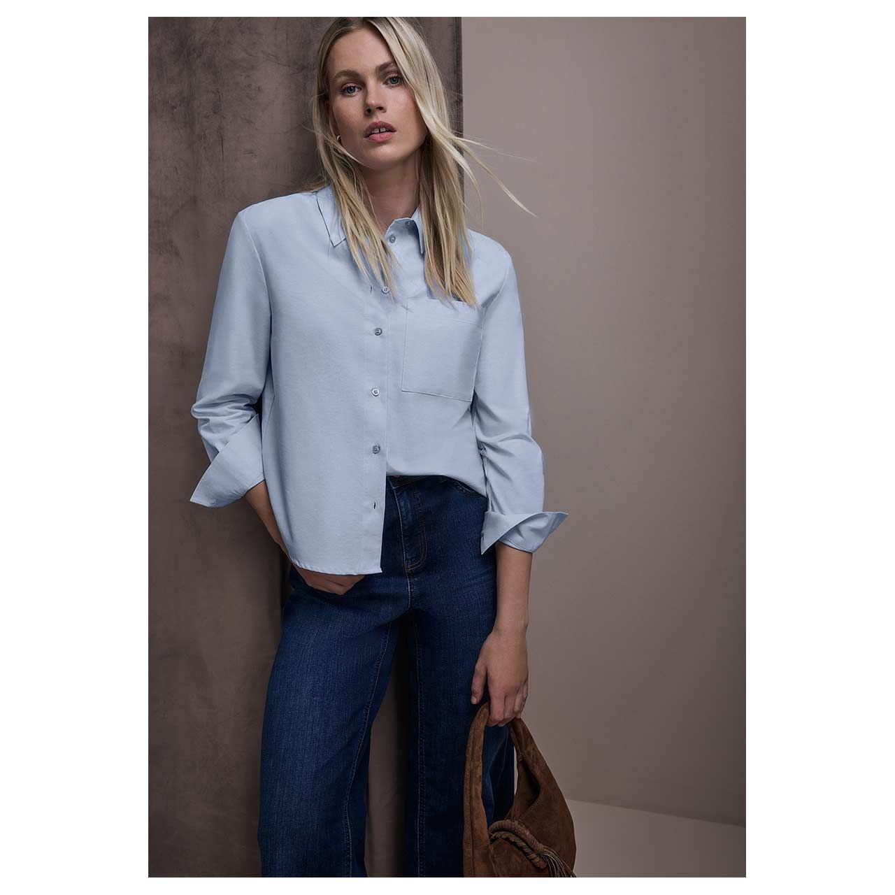 Damen Langarm Bluse Oxford Shirtcollar von Street One in Hellblau, Vorderansicht am Model