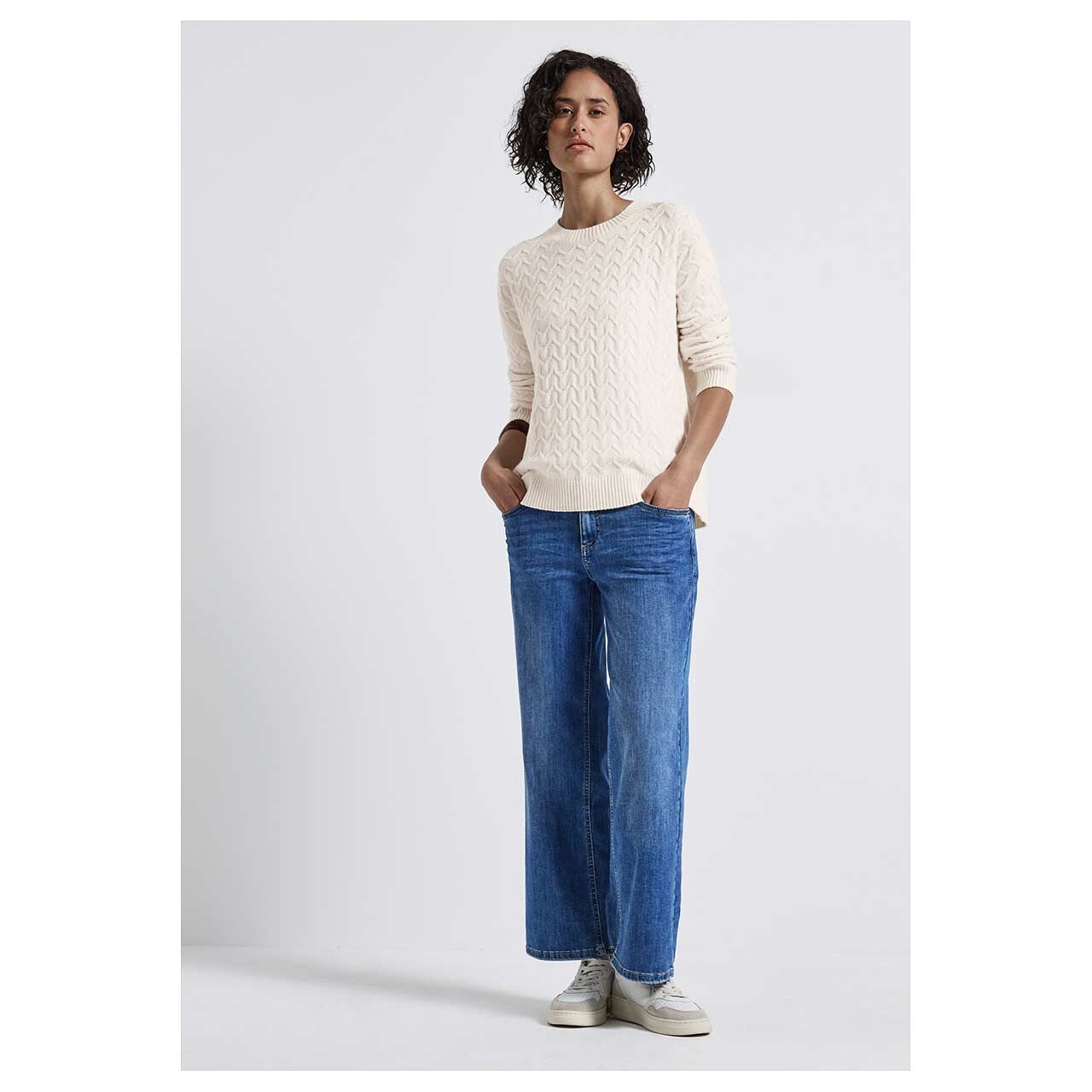 Damen Pullover Cosy Structure von Street One in Hellbeige, Ganzkörperansicht am Model