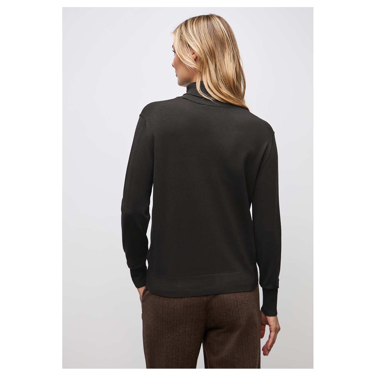 Damen Rollkragen Pullover Basic Roll-Neck von Street One in Dunkelbraun, Rückansicht am Model
