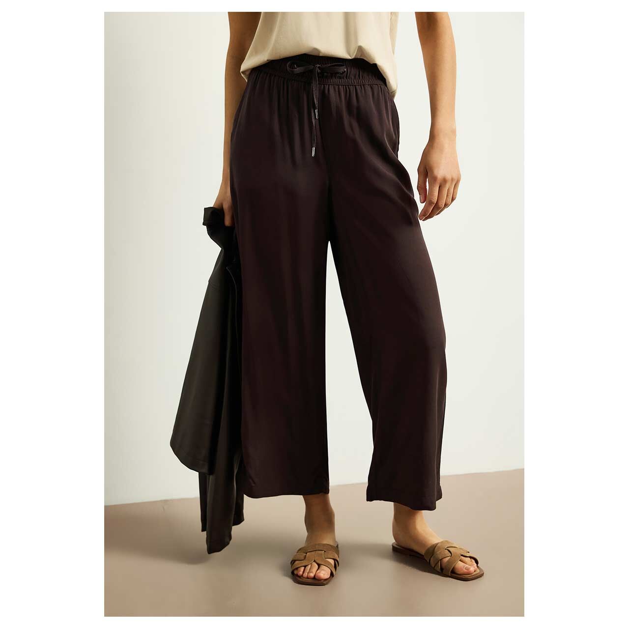 Stretch Damen 7/8 Hose Emee Wide Leg von Street One in Dunkelbraun, Vorderansicht am Model